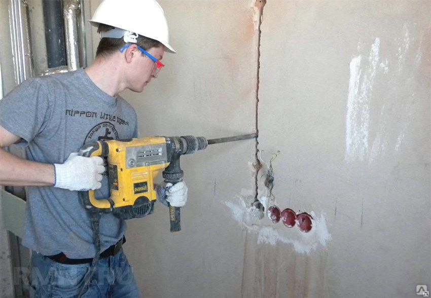 Штробление стен с помощью штробореза или перфоратора. чем быстрее и качественнее