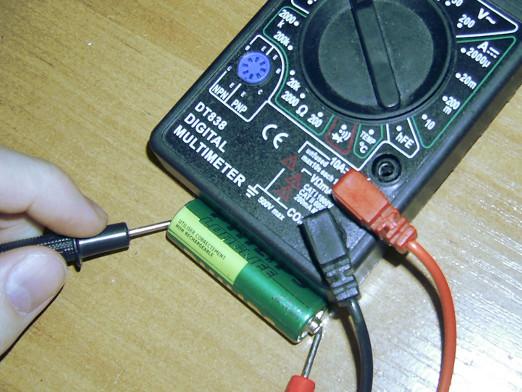Как легко проверить батарейку мультиметром (тестером)