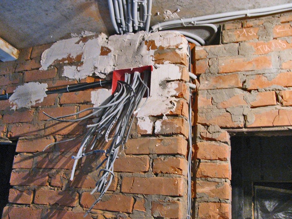 Замена старой электропроводки в частном доме или квартире