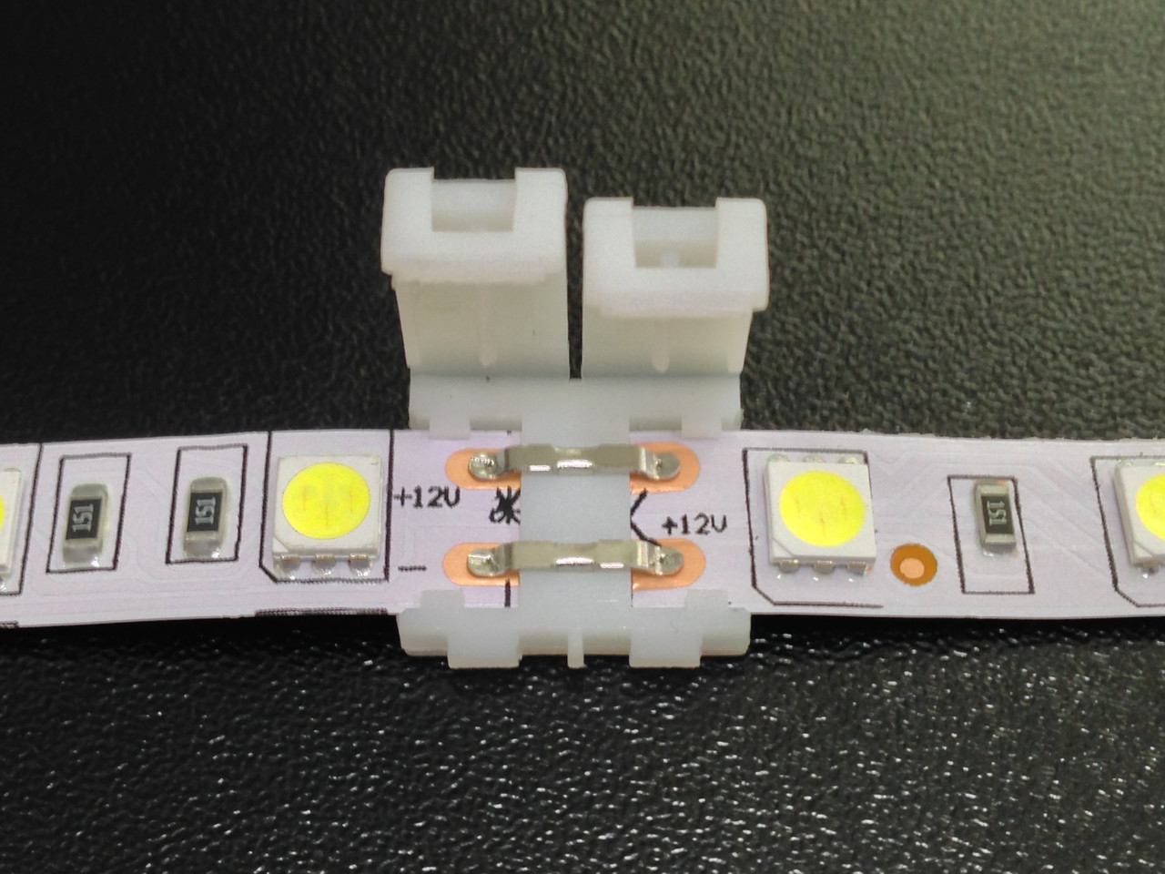 Методы соединения нескольких светодиодных лент между собой Применение паяльника, коннекторов Разновидности соединительных коннекторов Подготовка к пайке RGB-ленты