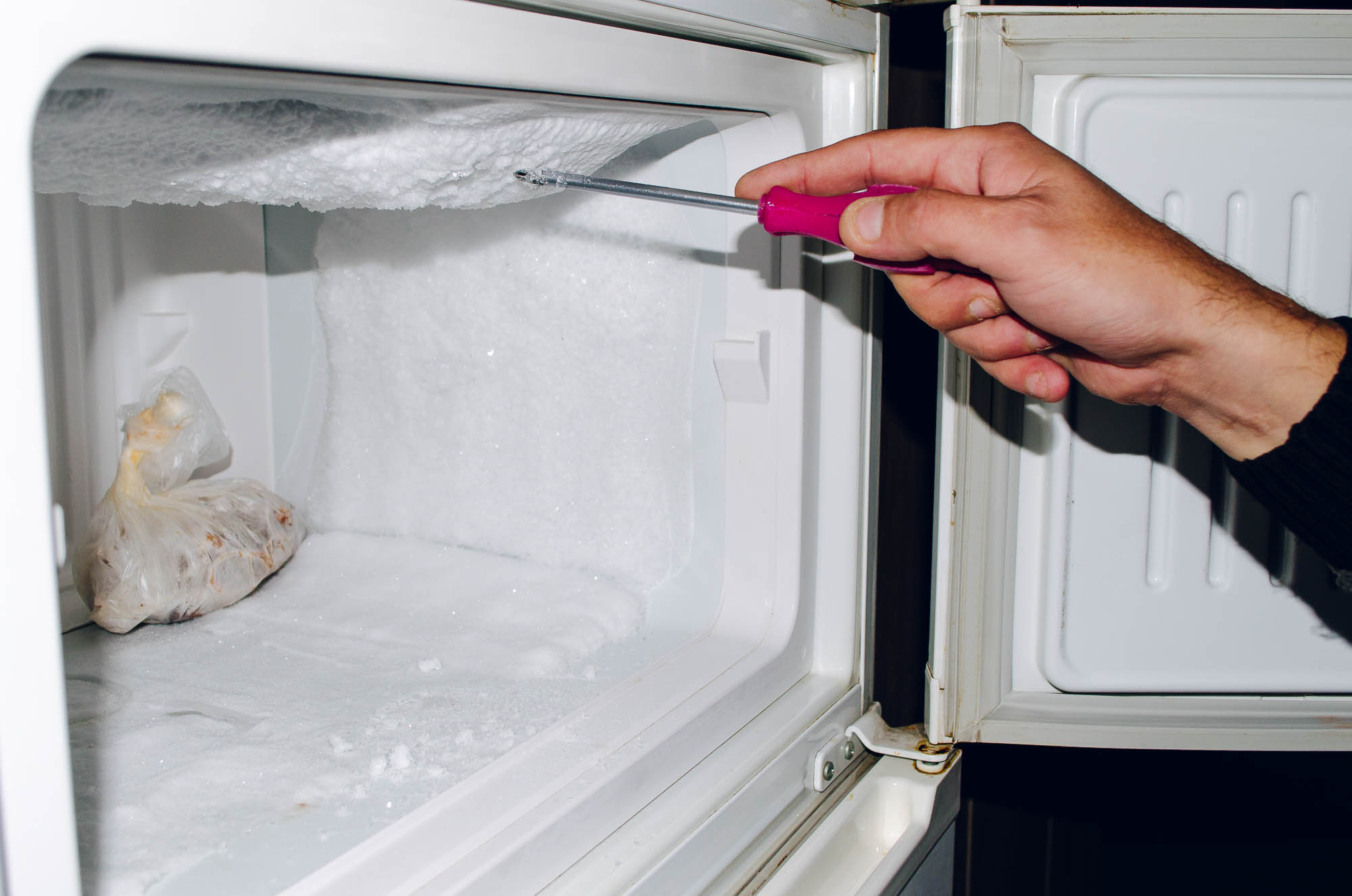 Почему холодильник постоянно работает?