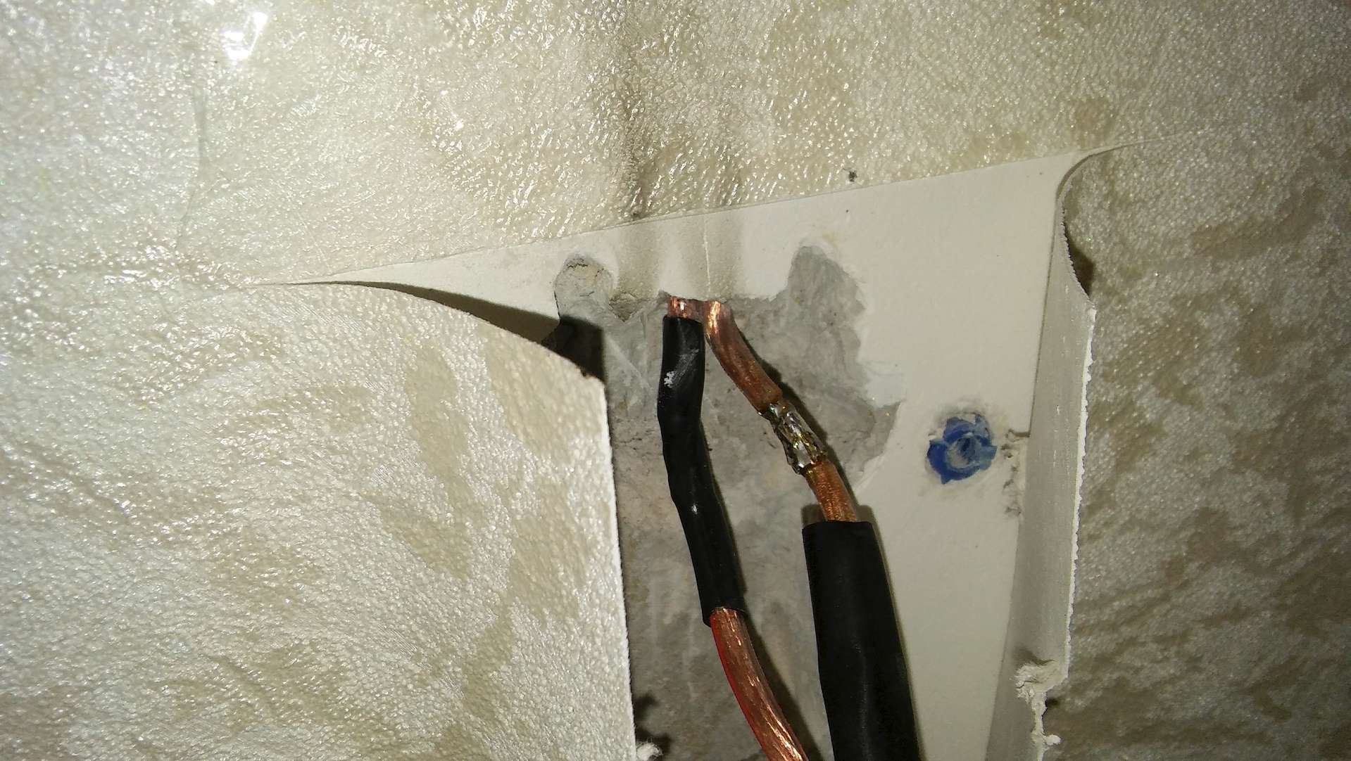 Как найти скрытую проводку в стене квартиры своими руками