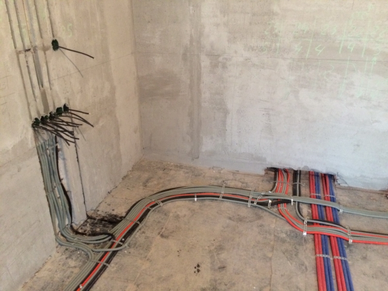 Монтаж электропроводки в полу под стяжкой, установка в квартире