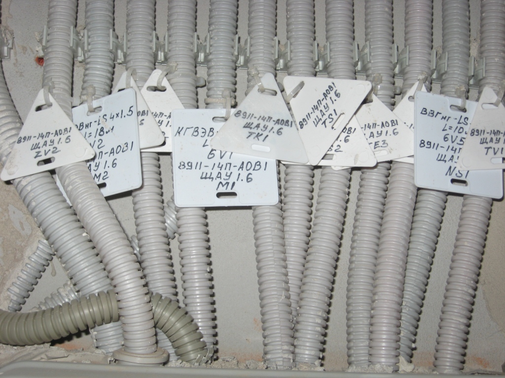 Маркировка кабеля бирками согласно пуэ