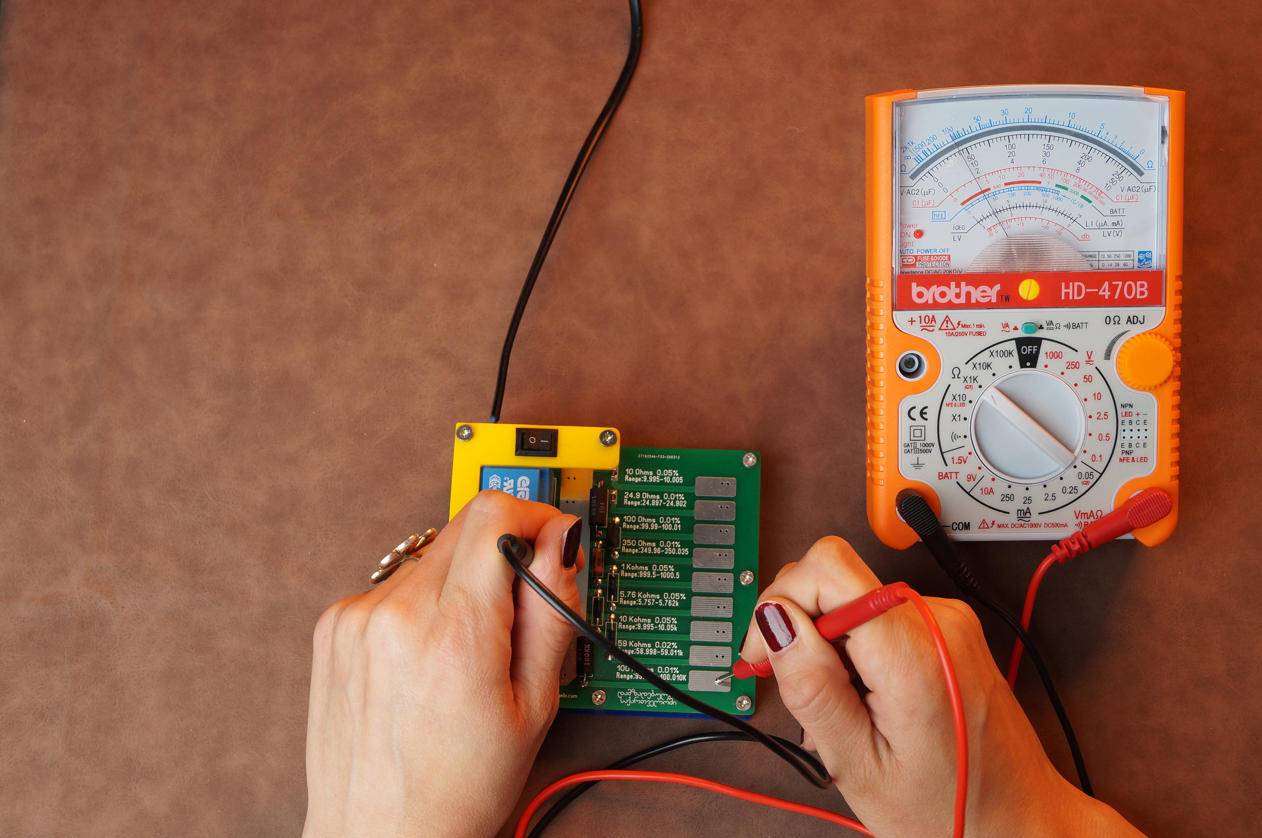 Как проверить напряжение в розетке мультиметром и измерить силу тока в сети тестером: в каком случае покажет 220в, правила проведения тестирования
