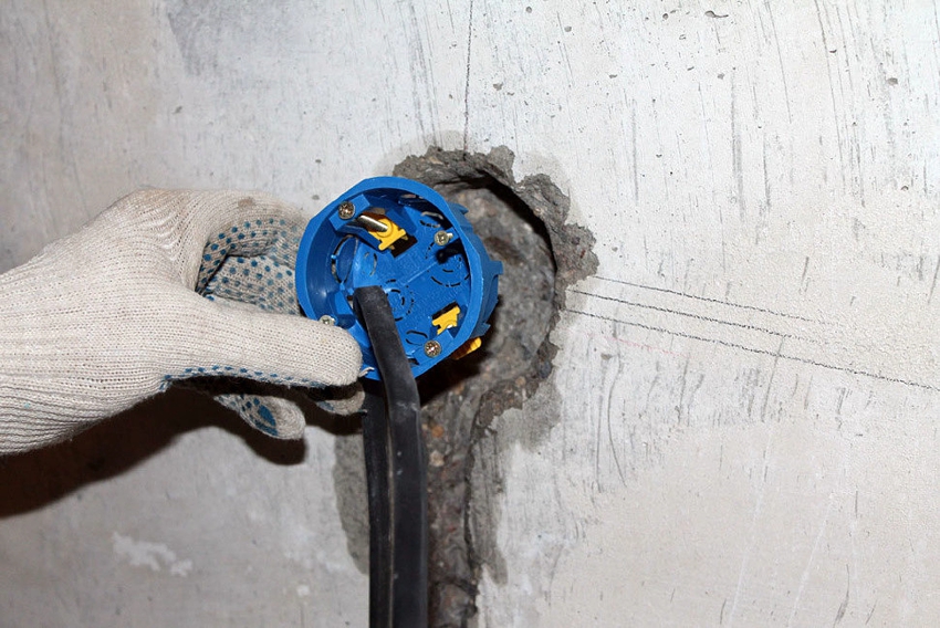 Как установить розетку в бетонной стене: особенности установки