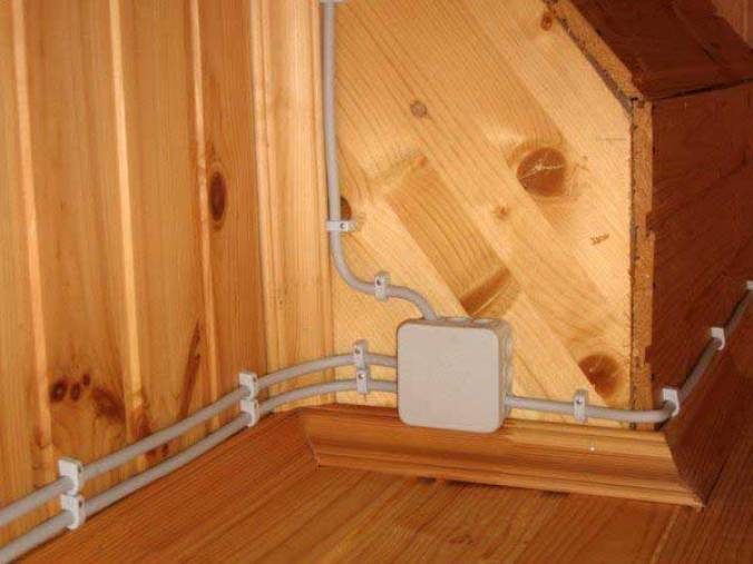 Открытая проводка в деревянном доме своими руками – особенности и способы ее монтажа