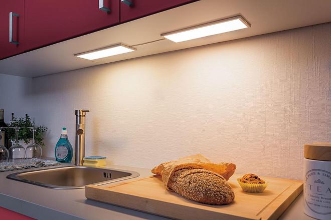 Особенности самостоятельного выбора осветительных приборов для подсветки рабочей поверхности на кухне Преимущества и недостатки люминесцентных, светодиодных, галогенных ламп, накладных и сенсорных светильников Советы и рекомендации
