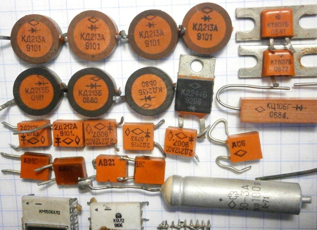 Содержание драгметаллов в радиодеталях: конденсаторах, микросхемах, транзисторах, реле, таблицы и фото элементов, содержащих ценные вещества