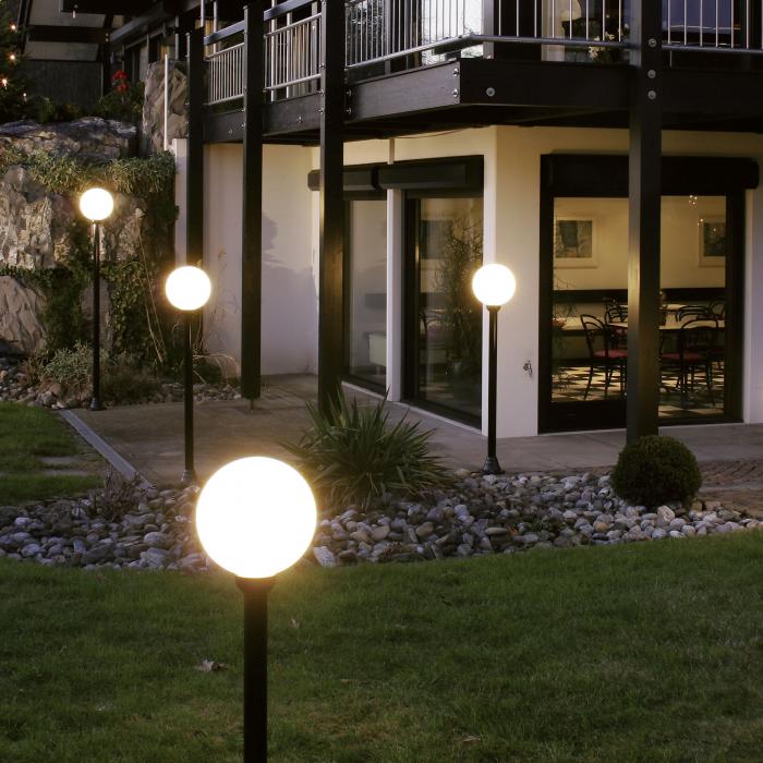 Освещение придомовой территории многоквартирного дома: закон о подсветке дворового участка, а так же что это такое и кто отвечает за осветительные приборы?