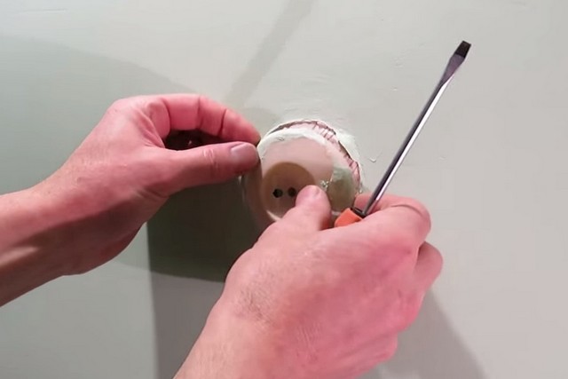 Как починить розетку в доме своими руками?