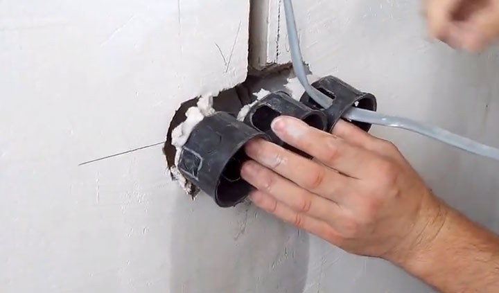 Как установить розетку в бетонную стену своими руками