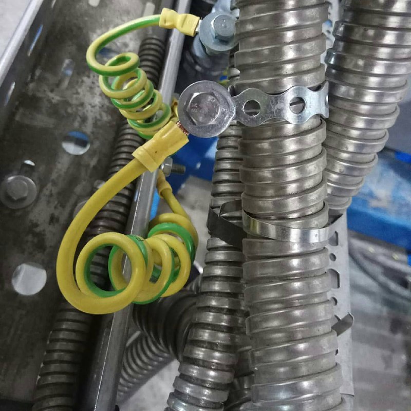 Заземление металлорукава, используемого при прокладке электрических проводов и кабелей, относится к категории монтажных работ, обязательных к исполнению и служащих для защиты человека от поражения электрическим током