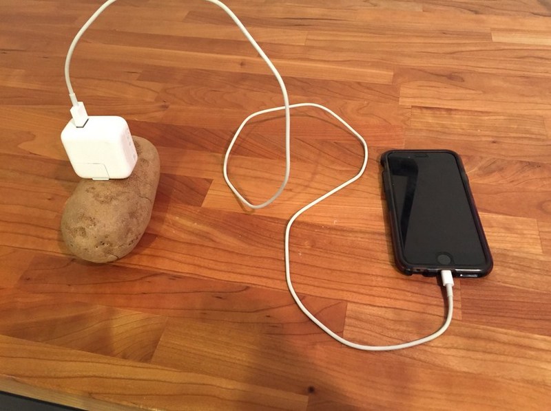 Как зарядить телефон без зарядки: рабочий способ