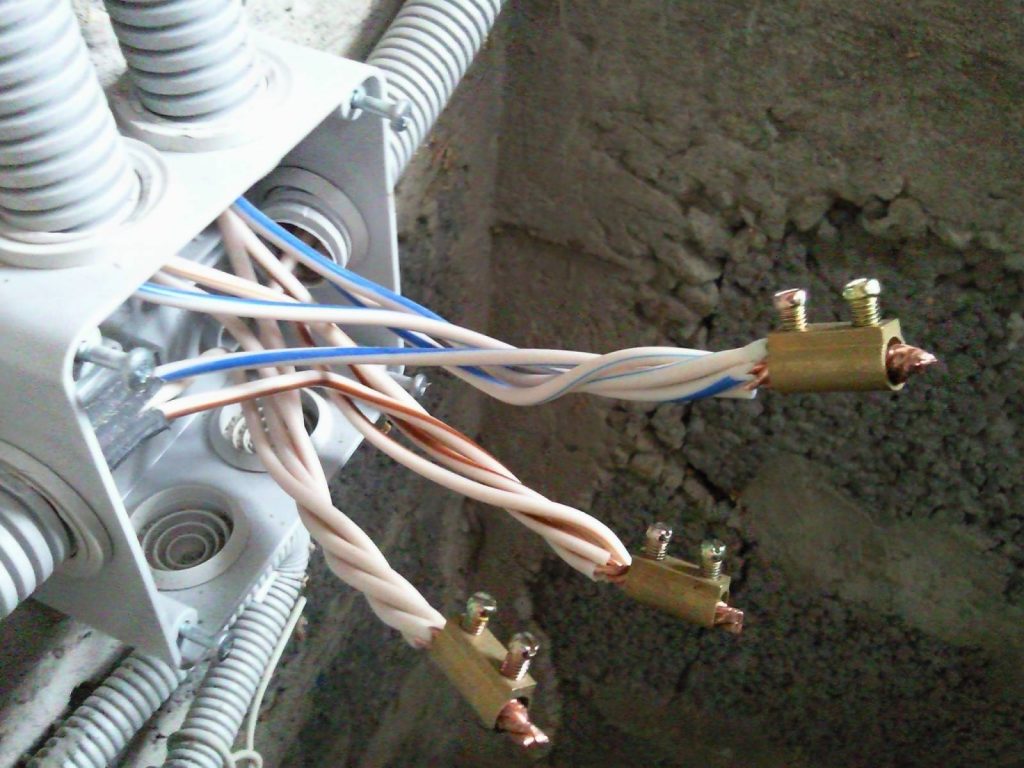 Основные способы прокладки силового кабеля: под землей, на эстакадах, в туннелях, лотках, кабель-каналах, трубах Статья о монтаже силового кабеля от поставщика кабельной продукции МТД Энергорегионкомплект