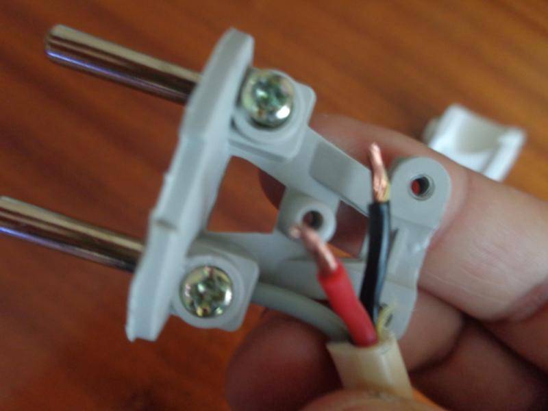 Как подключить провод к вилке с 3 проводами
