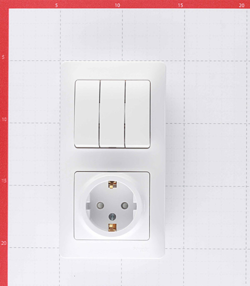 Тройной выключатель с розеткой представляет собой трехклавишный прибор для управления освещением, а также источник тока для потребителей Основное отличие такого прибора от одноклавишных моделей — расширенная функциональность