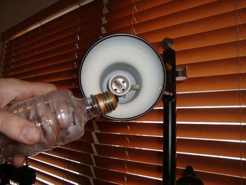 Как выкрутить цоколь лампочки из патрона, если она застряла - 5 способов