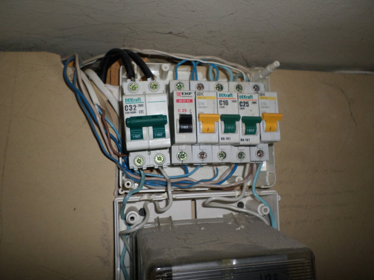 Почему выбивает пробки электрического счетчика (отключается автомат возле электросчетчика), что делать, как включить свет