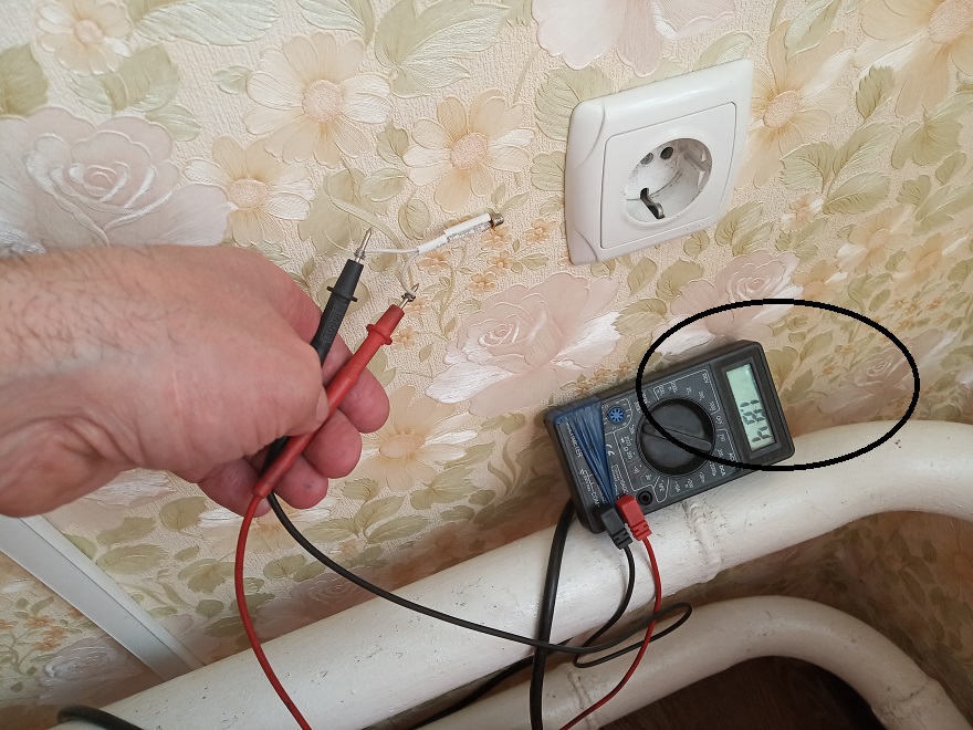Как найти проводку в стене профессиональными приборами Поиск кабелей под штукатуркой при помощи мультиметра, радиоприемника и индикаторной отвертки