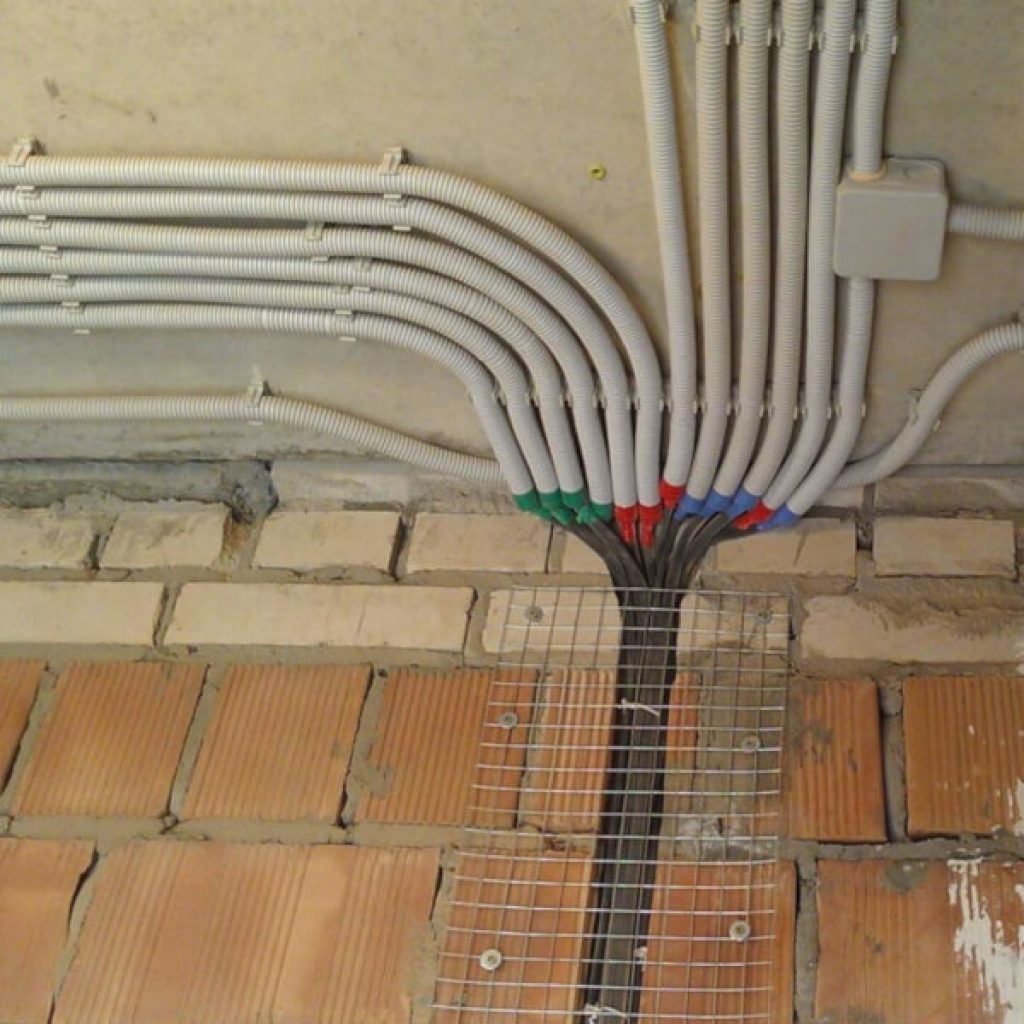 Электрика по полу или потолку - 3 причины за и против. что дешевле и дороже. правила монтажа кабеля по полу.