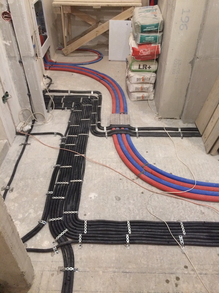 Главные особенности прокладки кабеля в полу Плюсы и минусы Как выполнить работу самостоятельно В каких случаях используется данный метод Поэтапная инструкция по монтажу проводки в бетонной стяжке