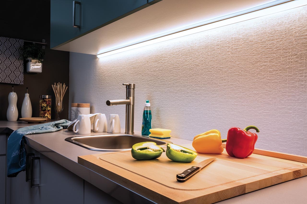 Подсветка для кухни под шкафы применяется для создания красивого и яркого освещения рабочей зоны, она является отличным дополнением центральной люстры