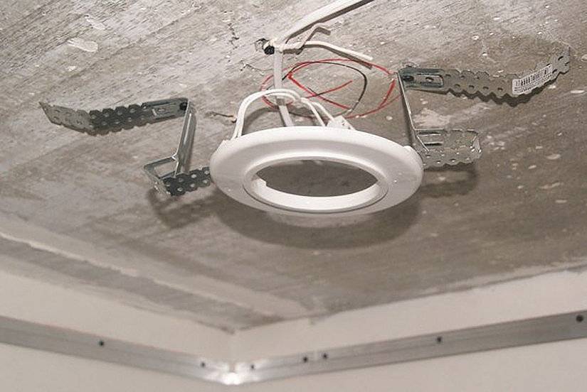 Монтаж светильников в натяжных потолках возможные проблемы, типы устройств, инструкция по установке
