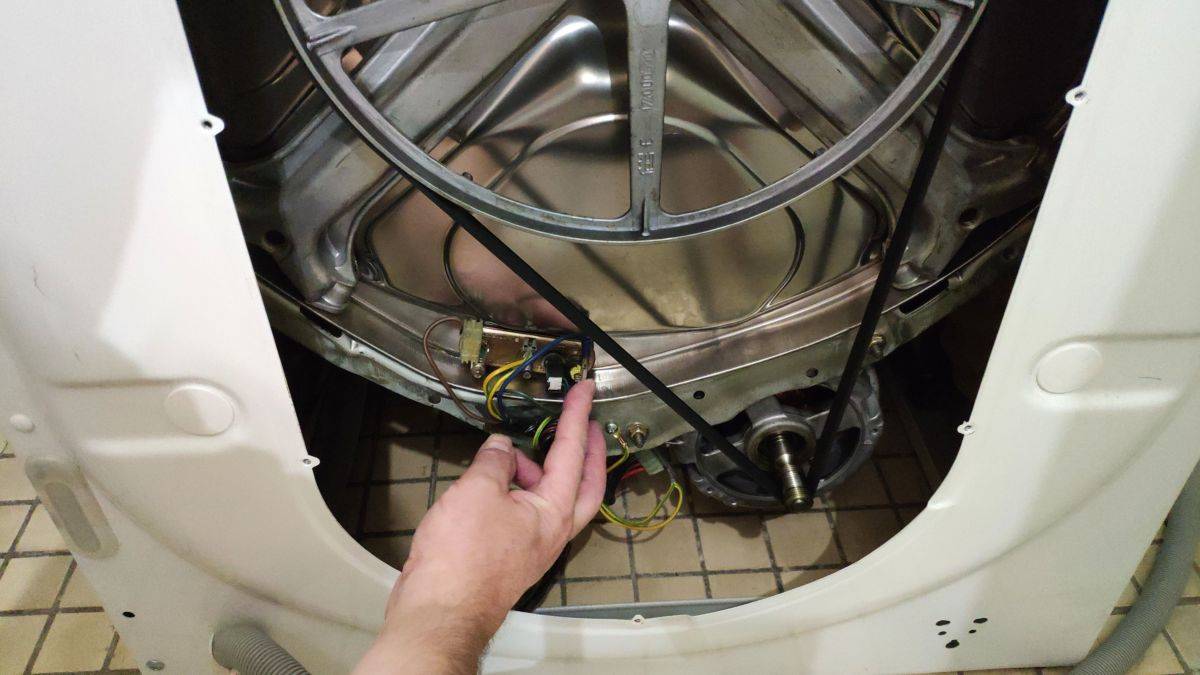 Описаны причины и признаки поломки нагревательного элемента в стиральной машине, указано место расположения ТЭНа для разных моделей машин, способы его изъятия, выбора и замены