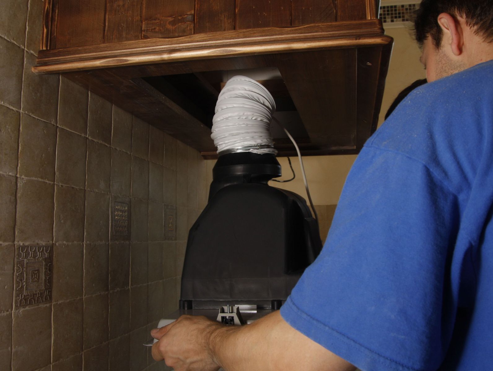 Как делать ремонт кухонной вытяжки: замена запчастей. советы по ремонту вытяжки на кухне: обзор основных неисправностей