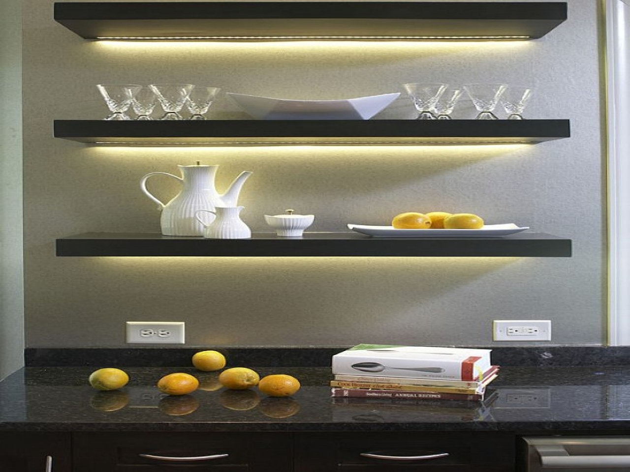 Подсветка для кухни под шкафы: какая лучше – линейная диодная или мебельные точечные светильники? как на кухне сделать монтаж ленты своими руками?