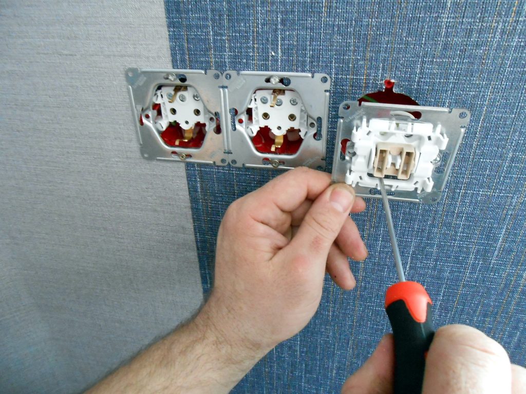 Как поменять выключатель в квартире самому: одноклавишный и двухклавишный