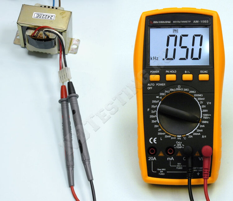 Измерение напряжения электромеханическим вольтметром
