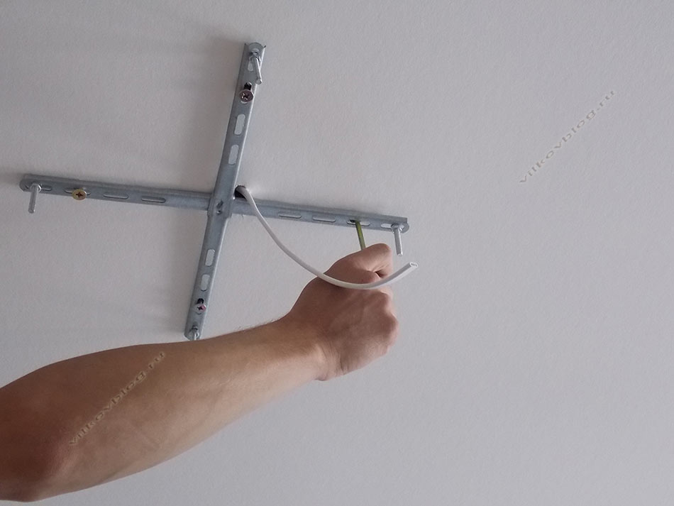 Как повесить люстру на потолок из гипсокартона: способы крепления, технология монтажа