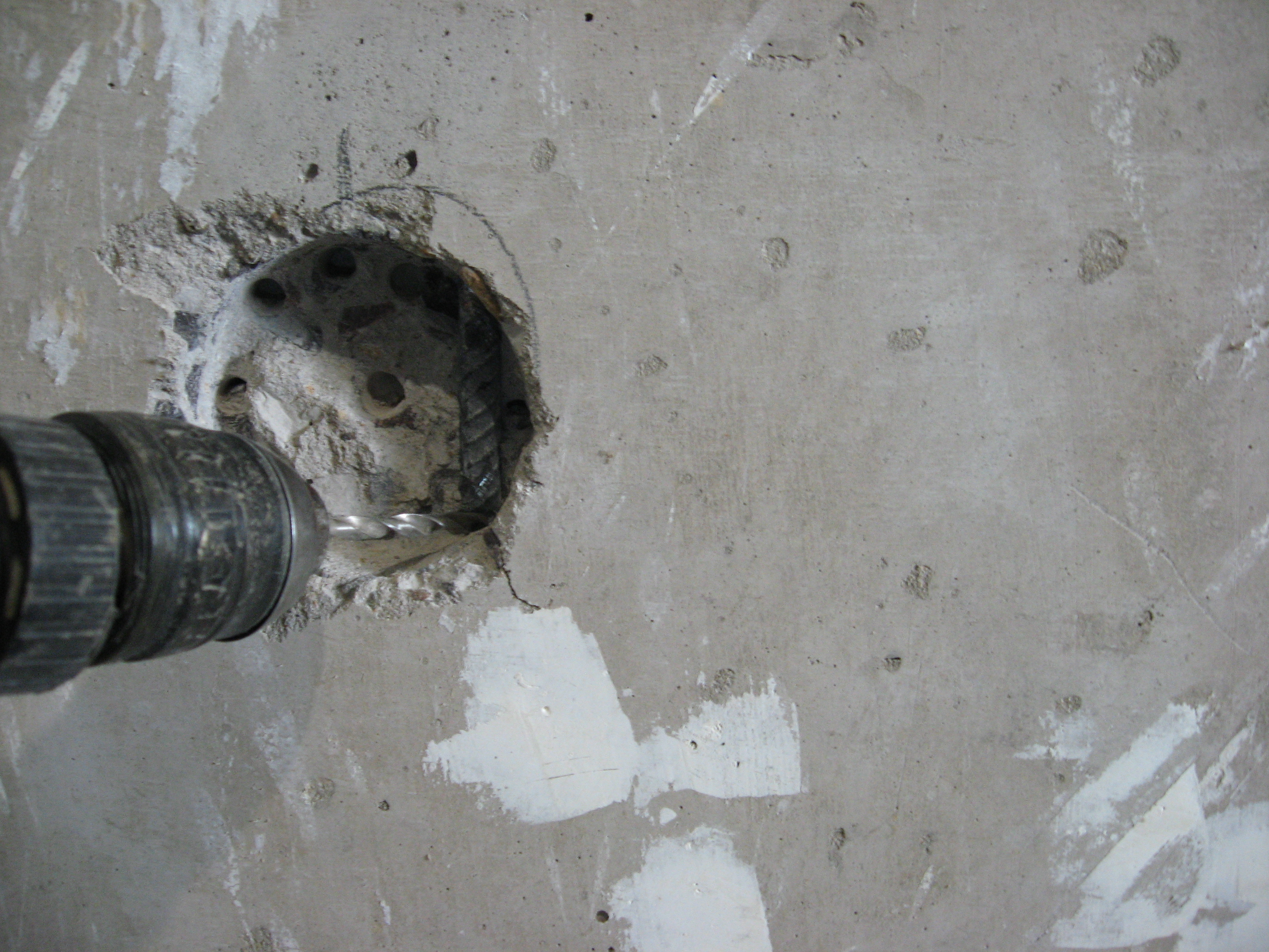Установка подрозетника в бетонную стену (видео)