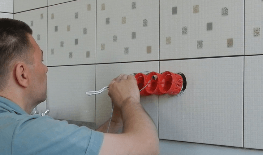 Как вырезать отверстие в плитке под розетку: пошаговая инструкция